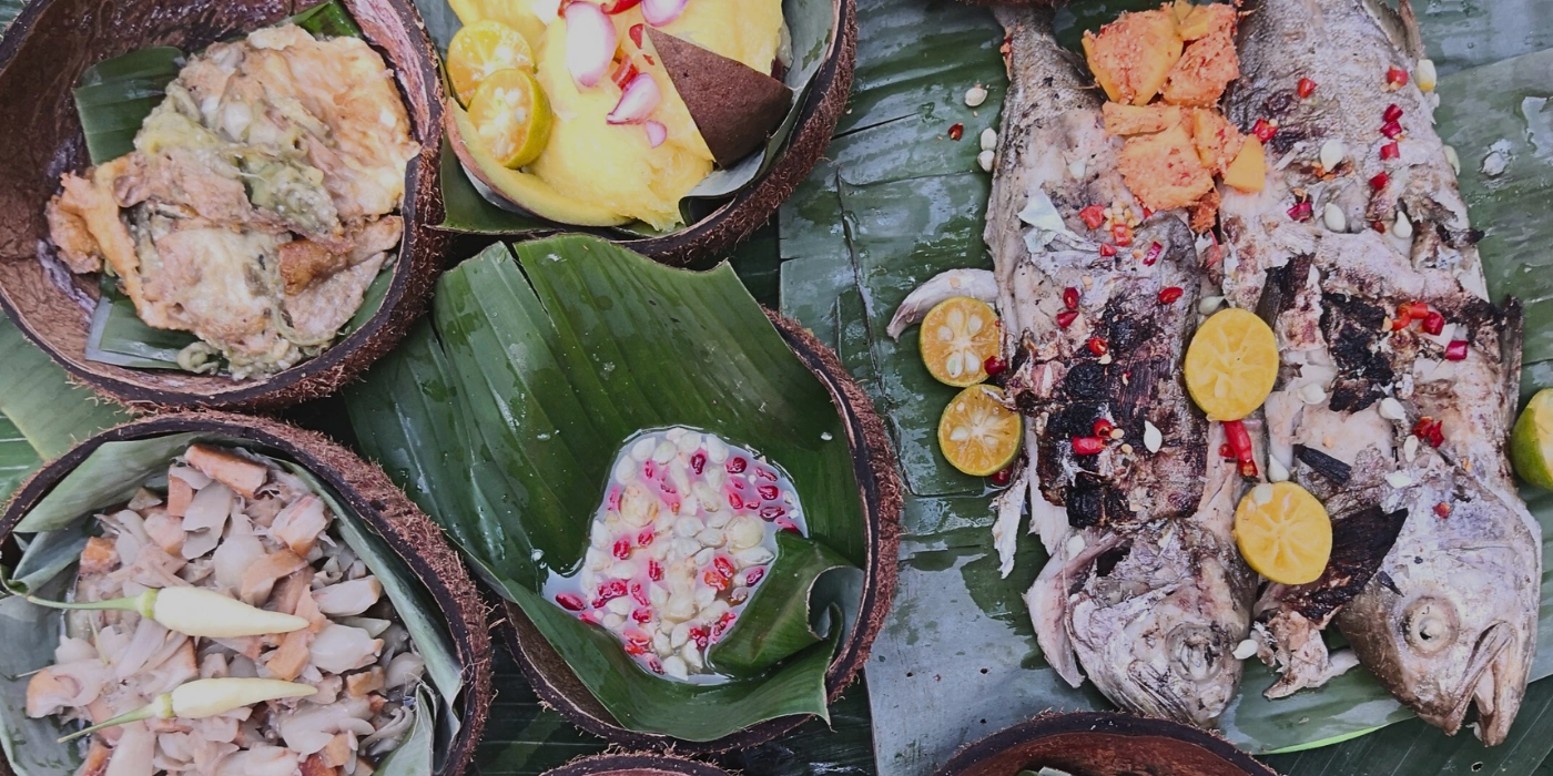 A vibrant spread of Kundasang local foods, featuring bambangan, nonsom, and more