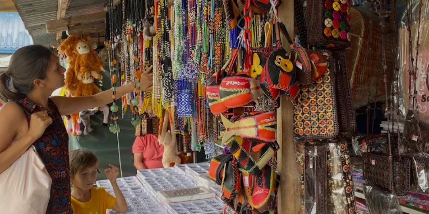 Pekan Nabalu is home to colorful beaded accessories, showcasing the intricate craftsmanship of local artisans—perfect as unique souvenirs or fashion accents. (Photo by: Najmi Arshad)