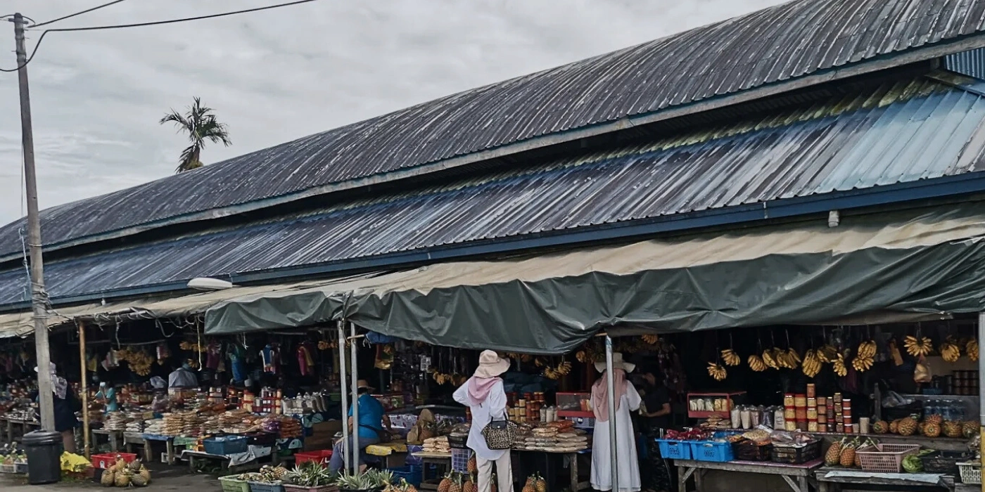 Pekan Nabalu welcomes visitors with its charming exterior and scenic surroundings, making it a must-visit stop in Kundasang for shopping, local treats, and highland views. (Photo by: Winnie KL)