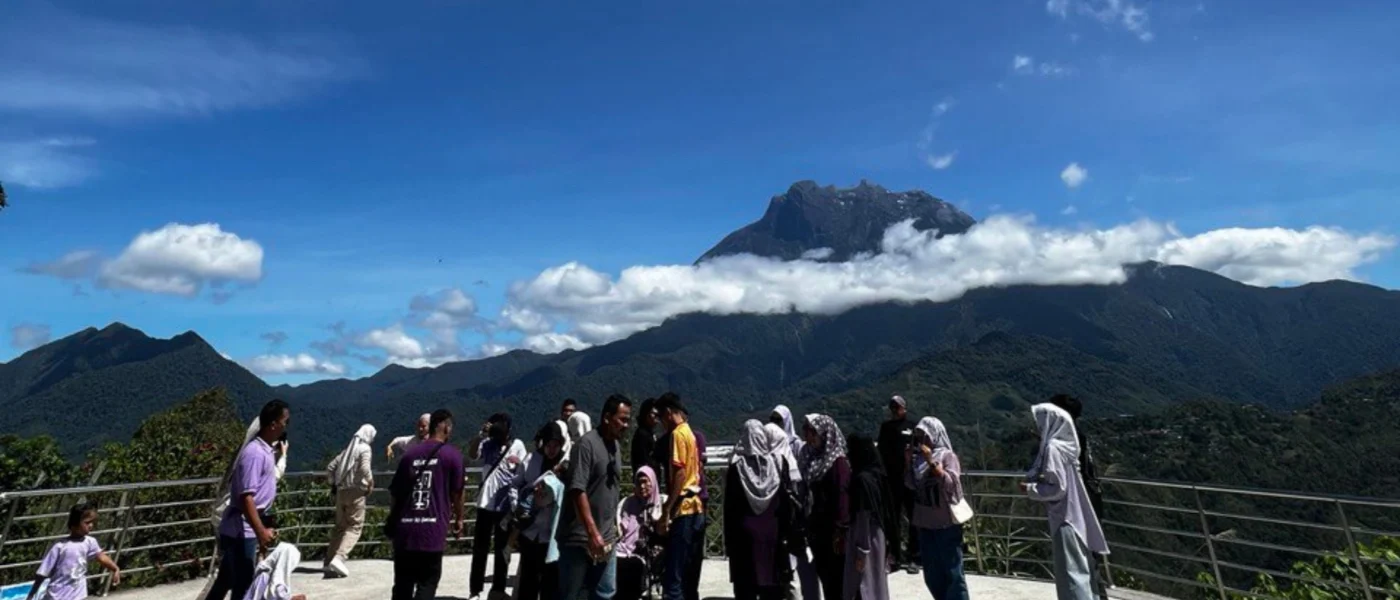 Clear Mount Kinabalu View – Best Time for 3D2N Kundasang Trip Clear morning view of Mount Kinabalu under a blue sky, highlighting the ideal time to begin a 3D2N itinerary in Kundasang.