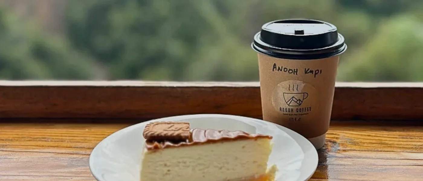 Slice of cheesecake paired with a latte served at Anooh Coffee in Kundasang, Sabah