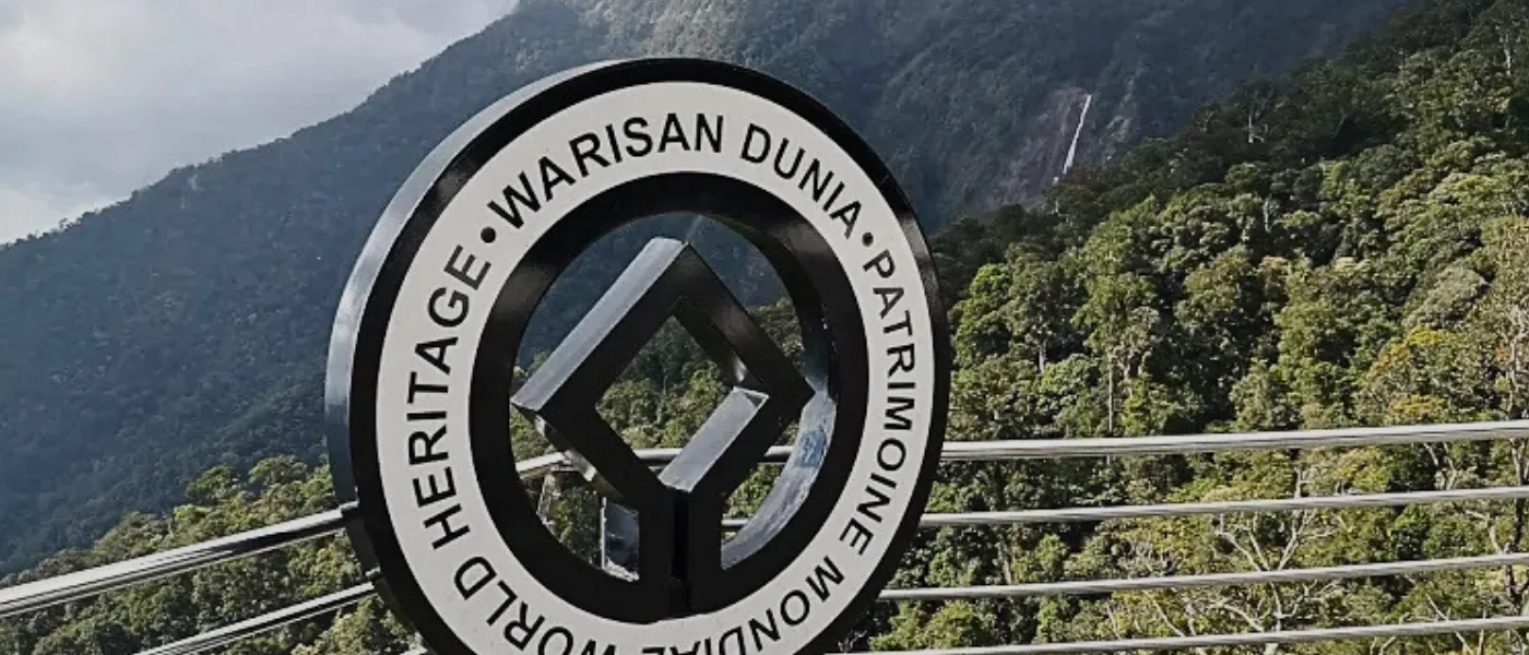 World Heritage Site sign at Kiau Gap Viewpoint with forested mountain slopes in the background.