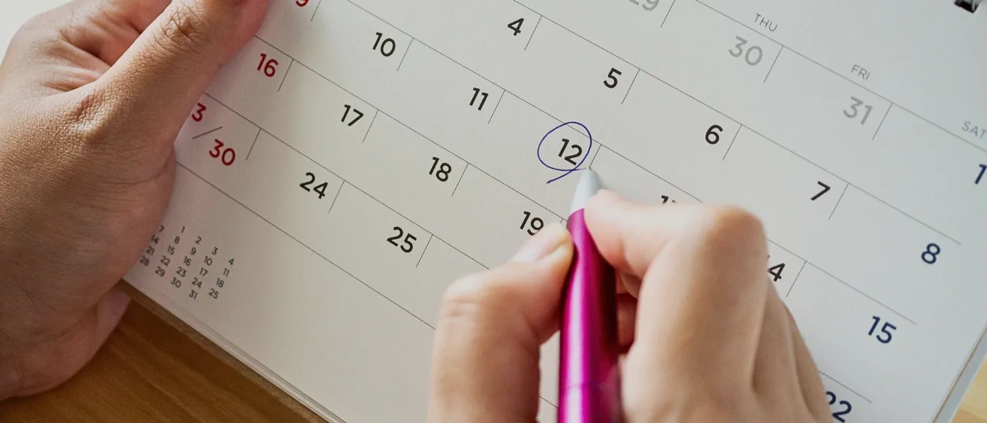 A person marking the calendar, highlighting that the best time to visit Maragang Hill