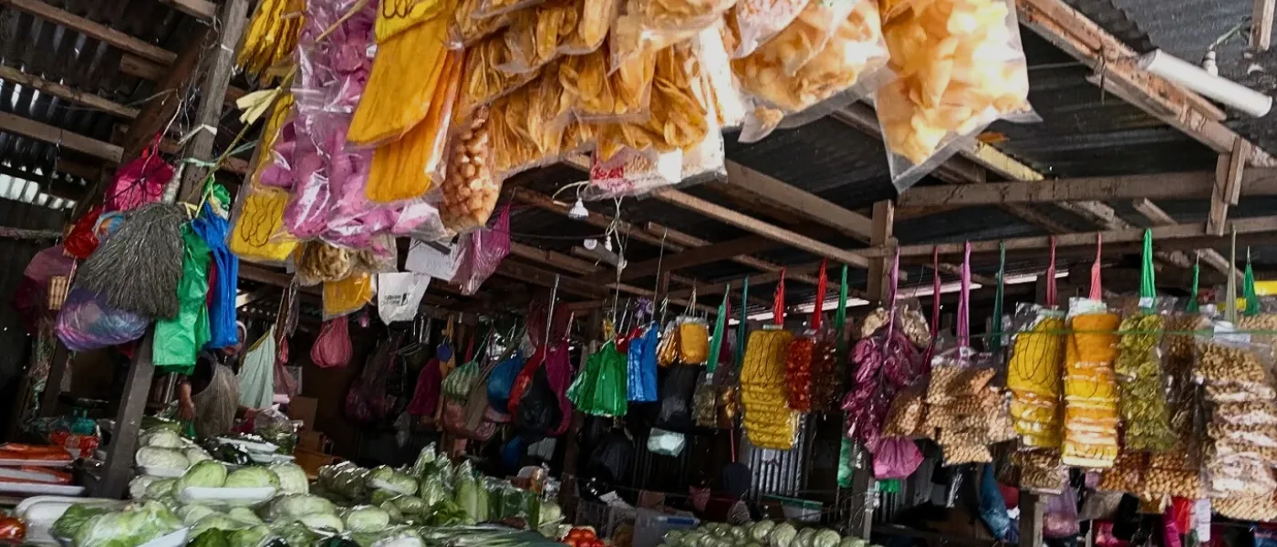Fresh vegetables, fruits, and local foods displayed at Kundasang market stalls.