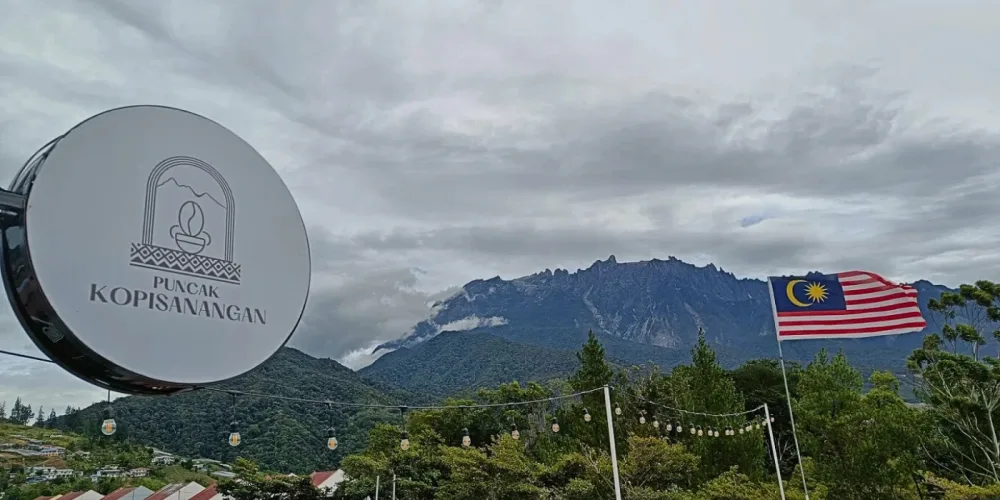 Puncak Kopisanangan café with Mount Kinabalu views