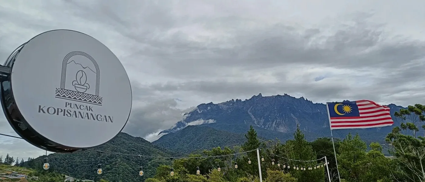 Puncak Kopisanangan café with Mount Kinabalu rising in the background