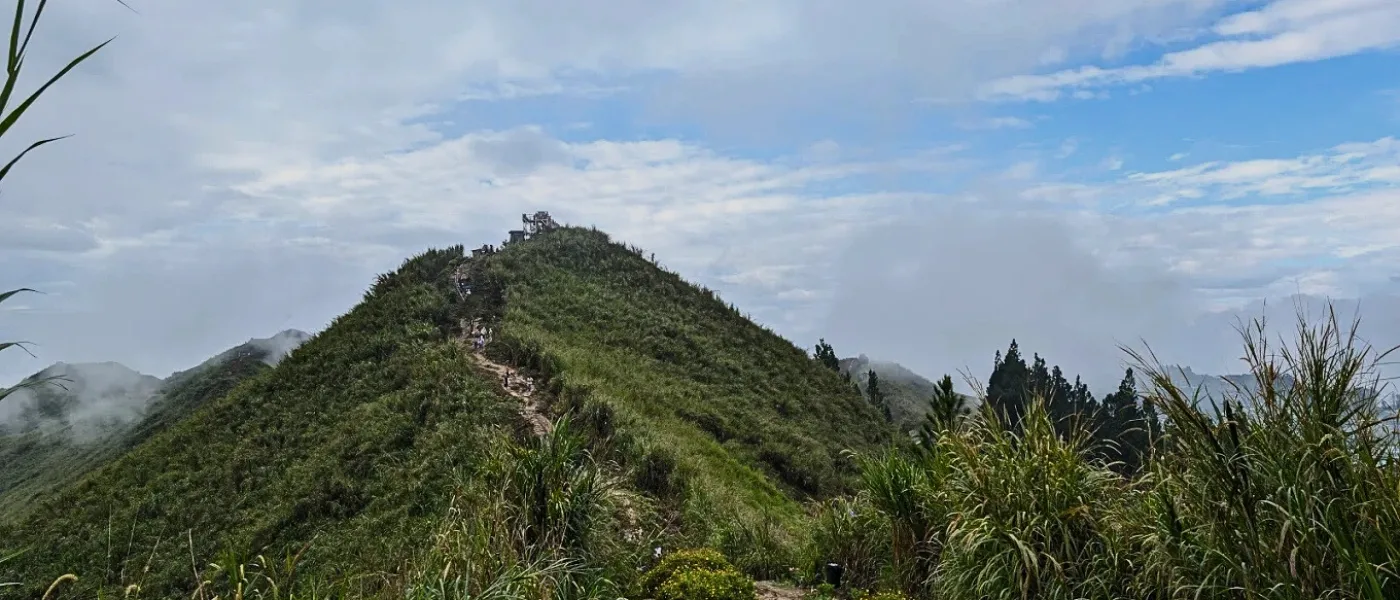 Hill trail leading up Sosodikon Hill in Kundasang, surrounded by greenery and mountain views.